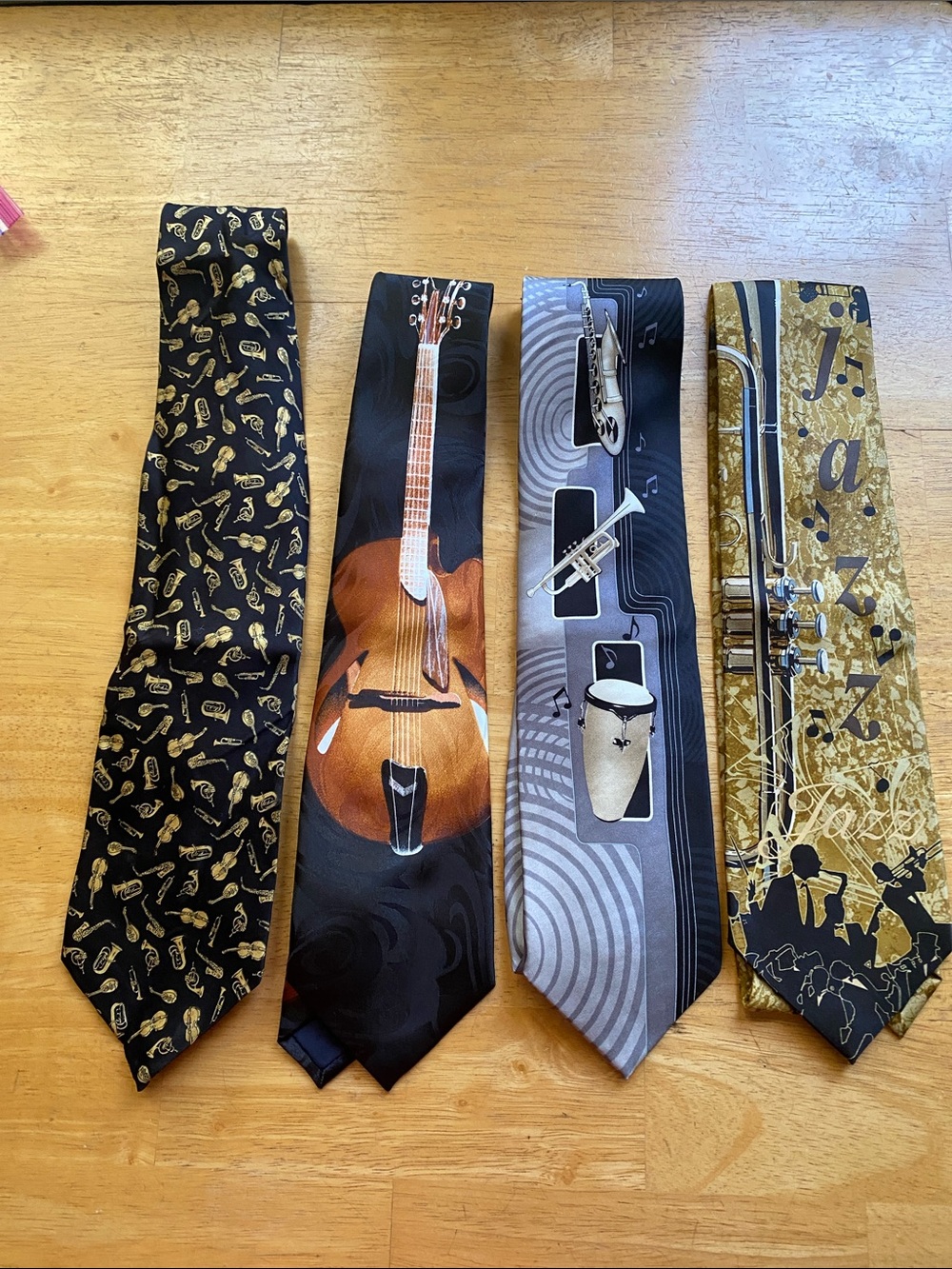 ! 4 Set tie different brands good condition